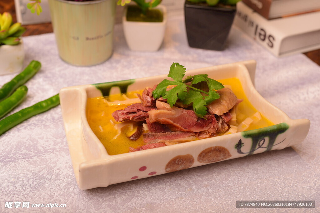 精致摆盘的美味特色菜肴