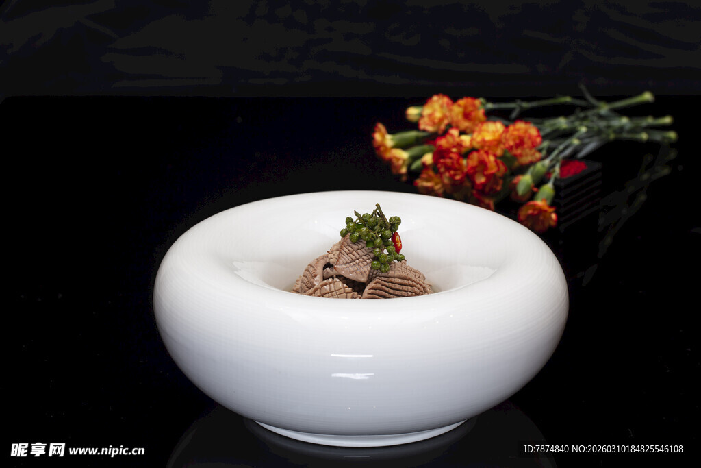 白色瓷碗中的精致小景