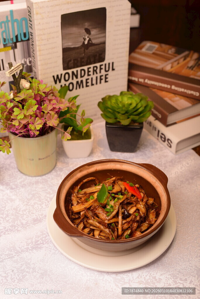 美味菜肴搭配清新绿植