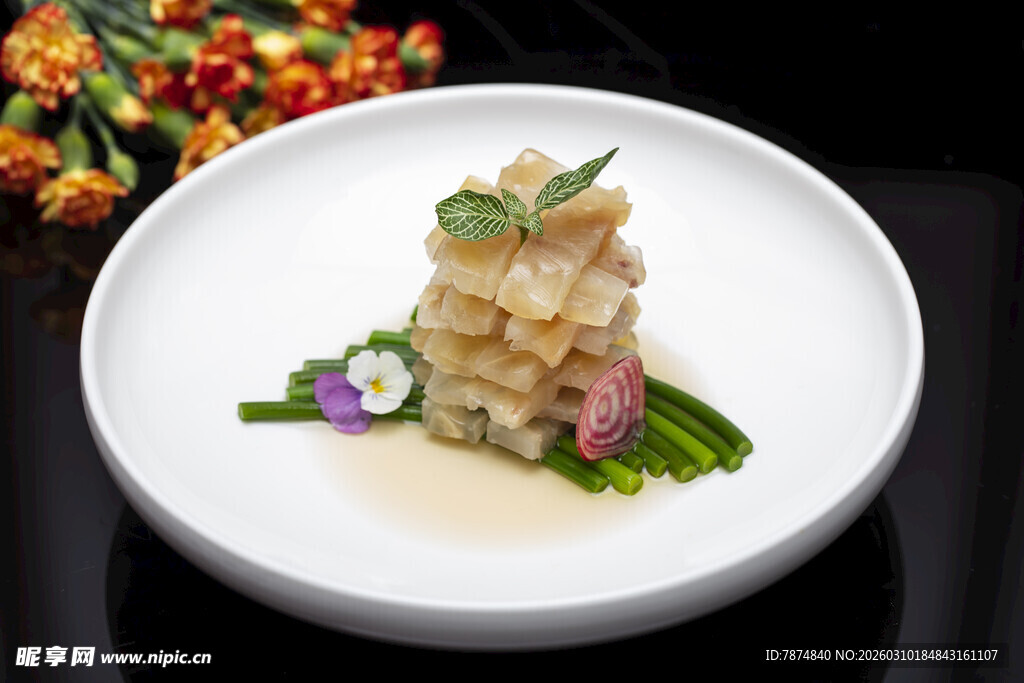 精致摆盘的美味海鲜菜肴