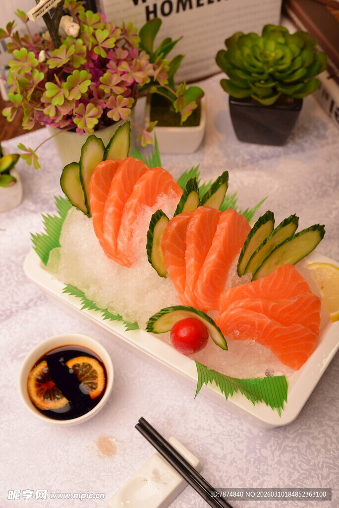 新鲜三文鱼刺身摆盘