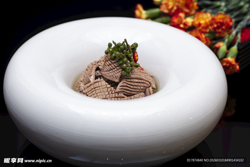 精致摆盘的特色牛肉料理