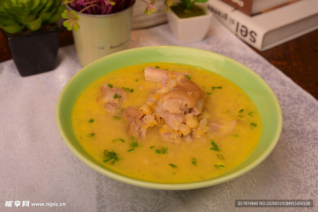 美味鸡汤盛于绿碗中