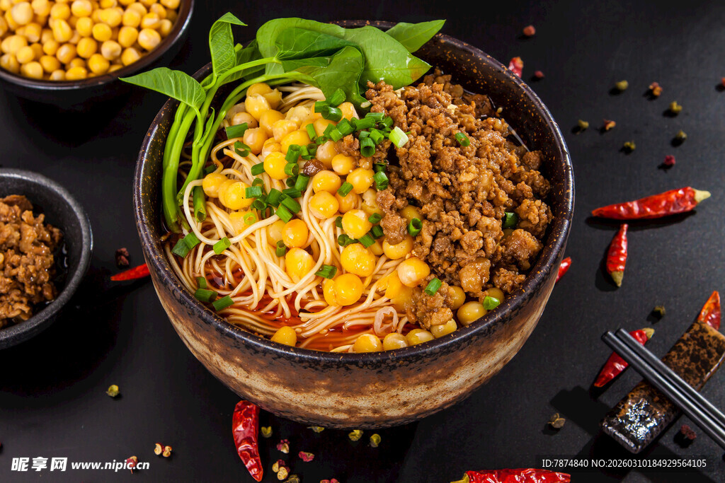 美味肉酱玉米面条