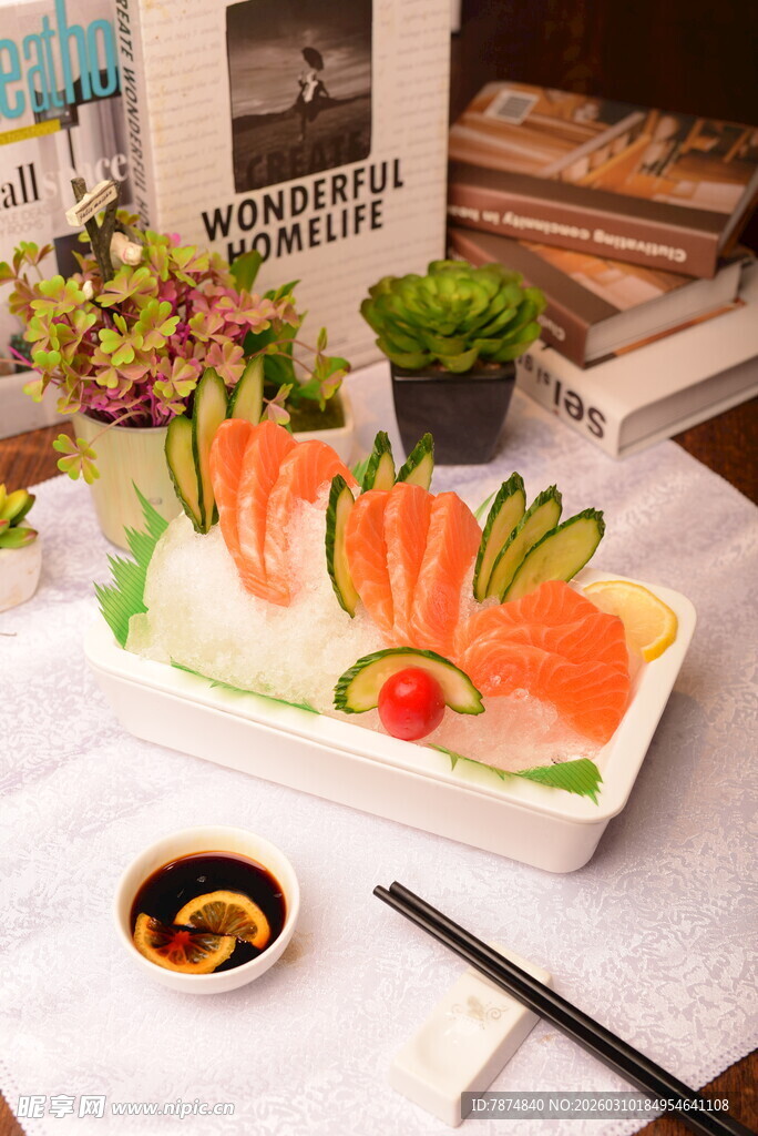 精致三文鱼刺身摆盘