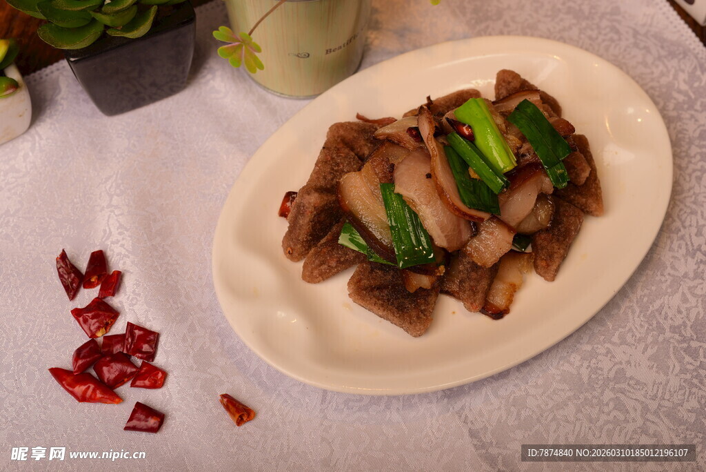 青椒炒肉片摆放在盘中展示