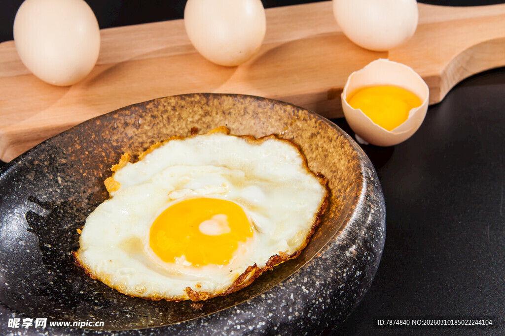 煎锅中的美味荷包蛋
