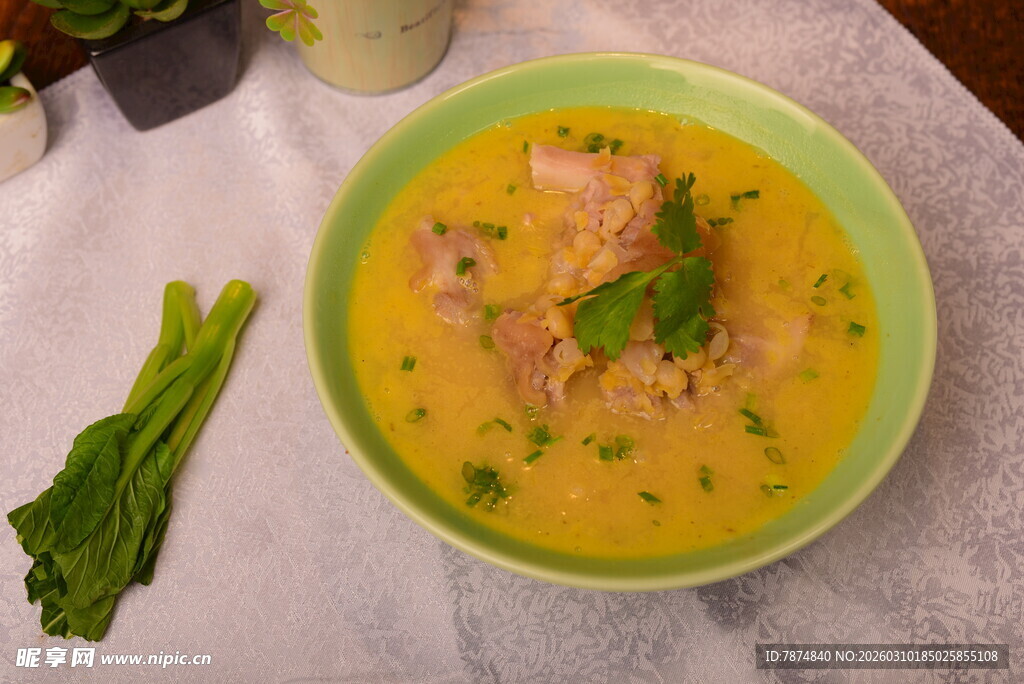 奶油蘑菇汤配新鲜蔬菜