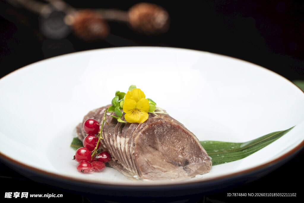 精致摆盘的美味创意菜肴