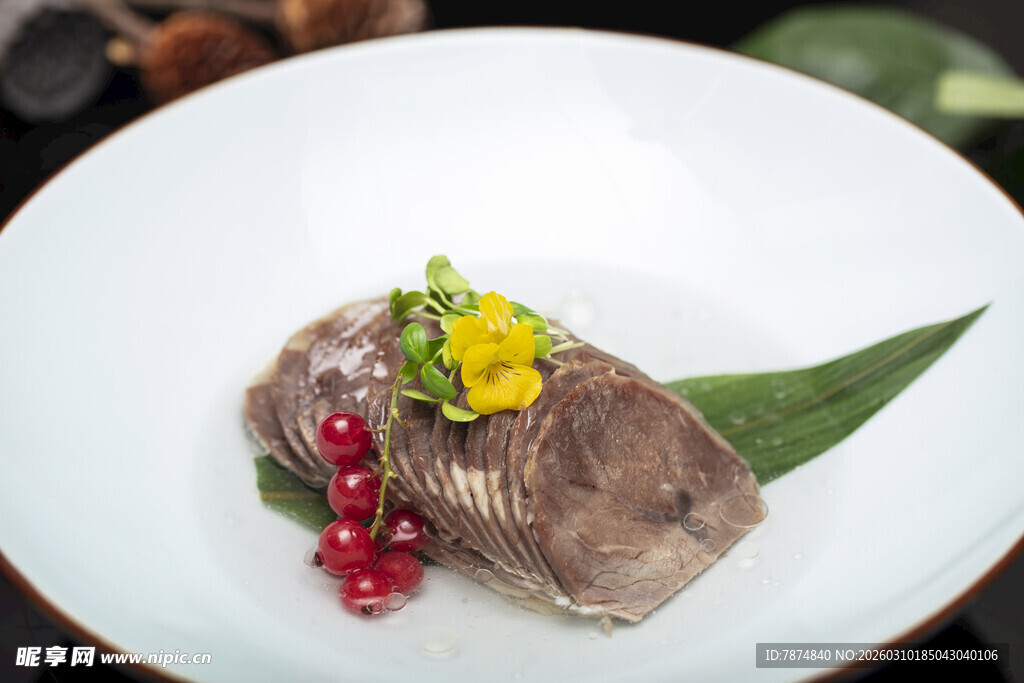 精致摆盘的美味牛肉料理