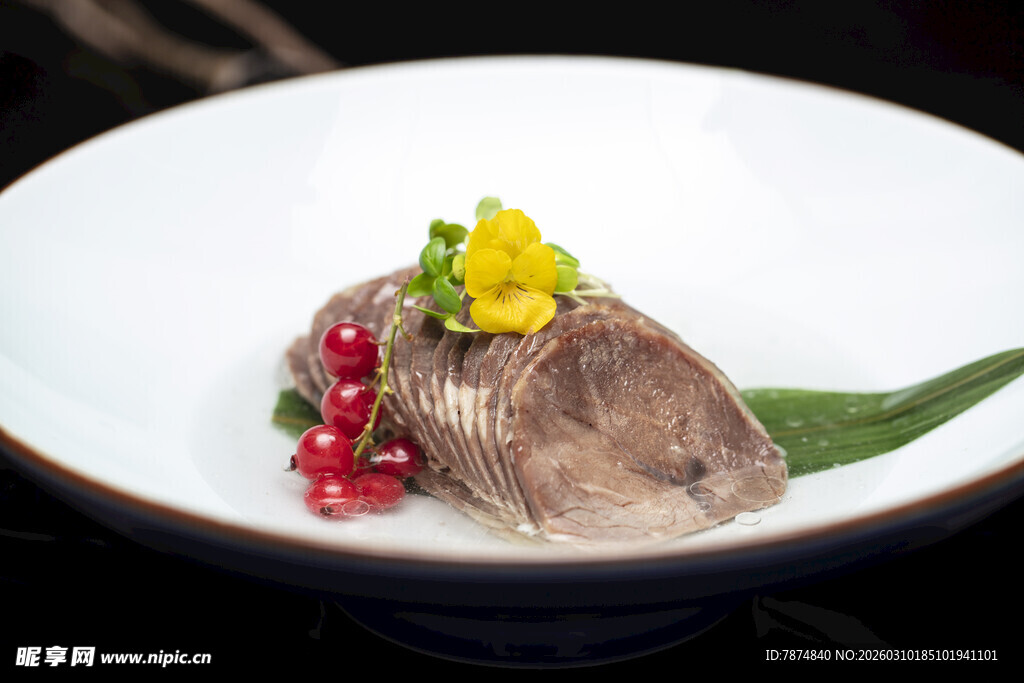 精致摆盘的美味肉类料理