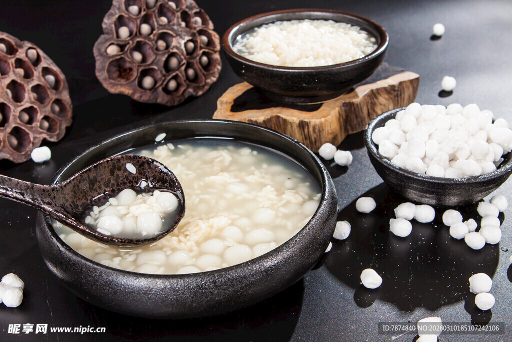 传统米粥与多样食材展示