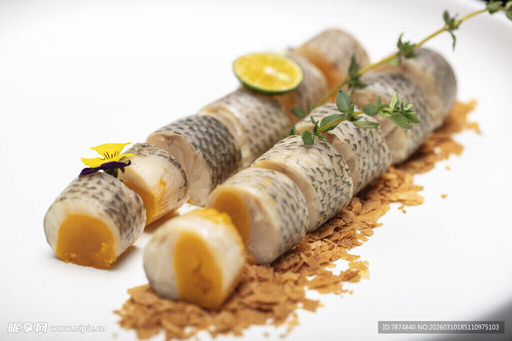 柠檬香草装饰的美味鱼料理