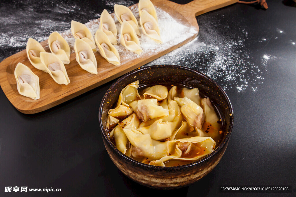 美味饺子摆盘与烹煮