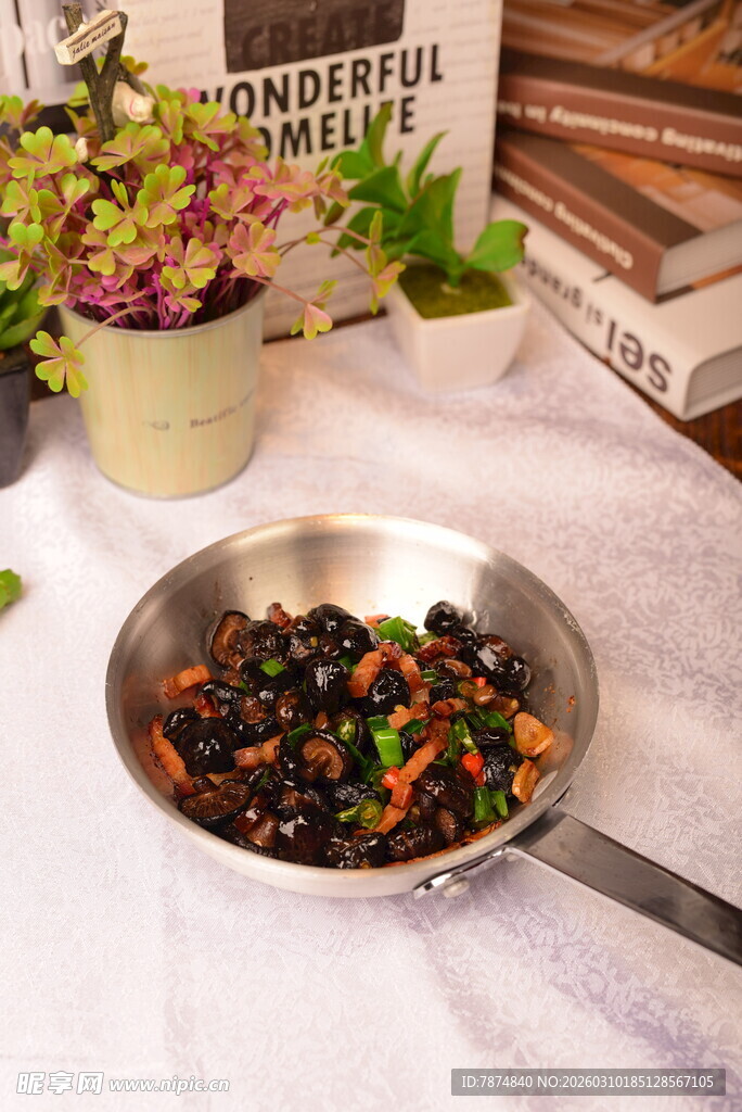 锅中美味田螺 色泽诱人