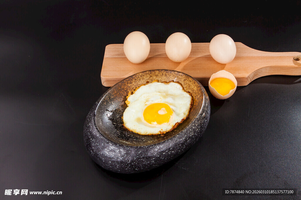 石上煎蛋与新鲜鸡蛋