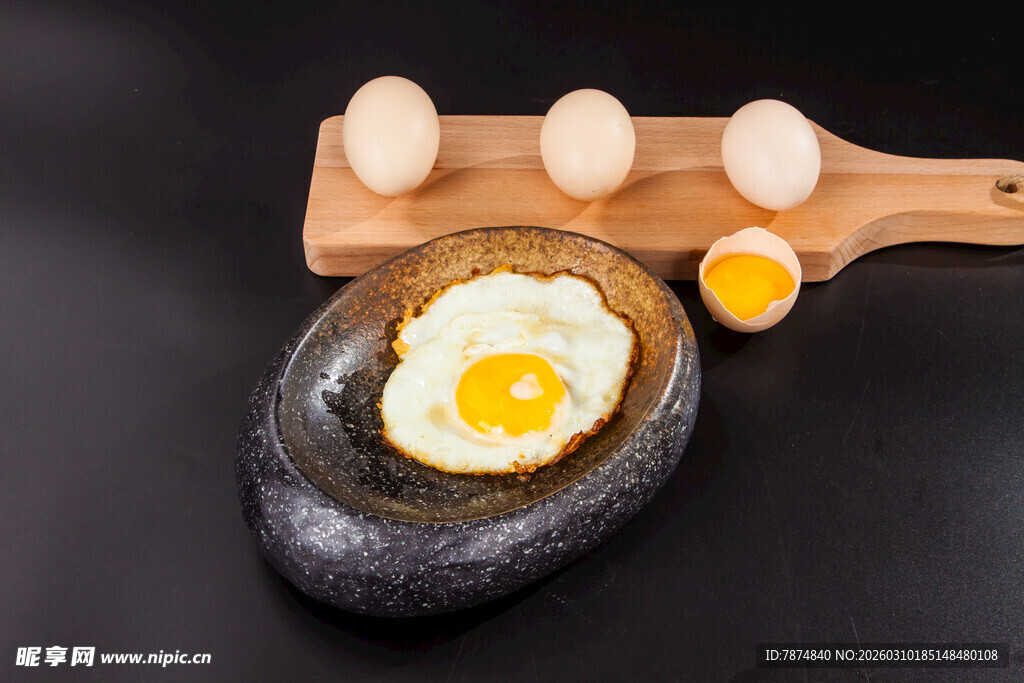 石上煎蛋展现独特烹饪方式