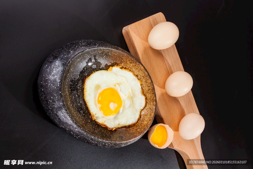 石板煎蛋配木盘鸡蛋