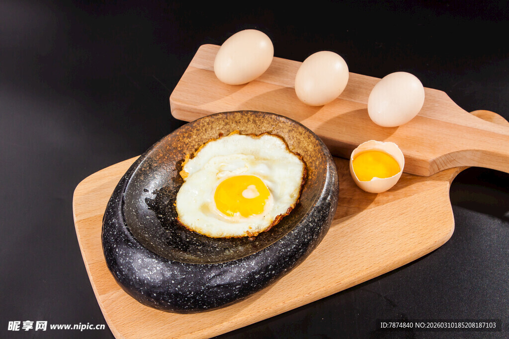 石板煎蛋配鹌鹑蛋