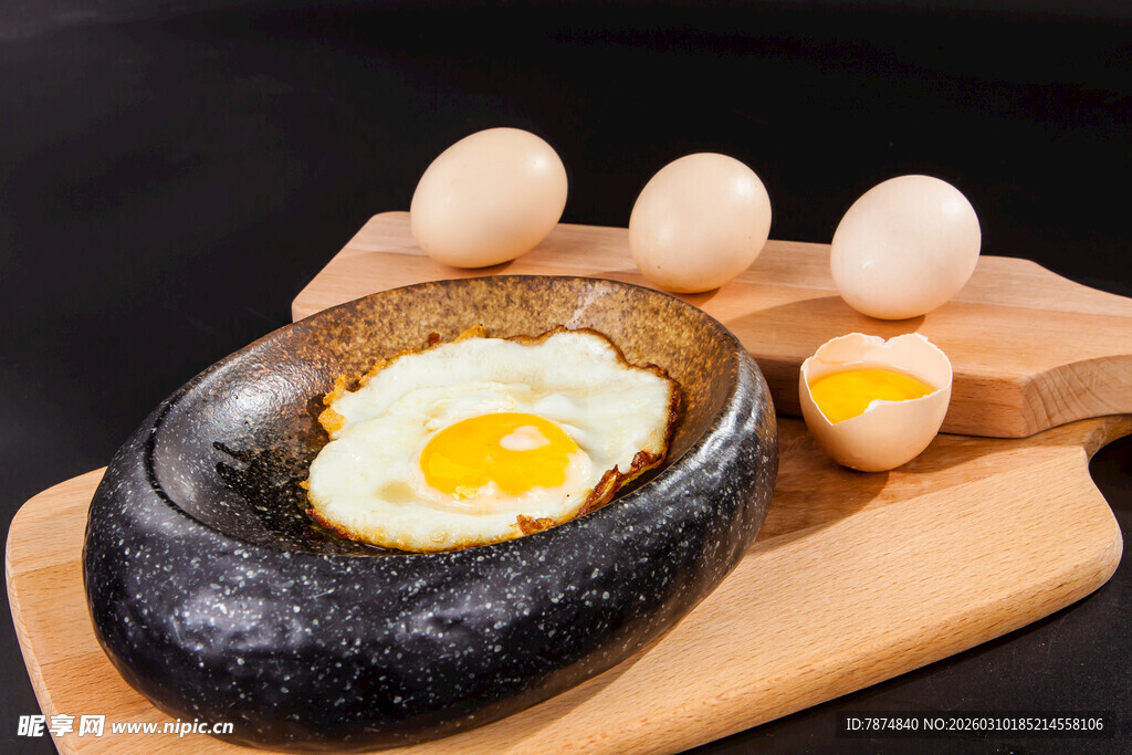 石板煎蛋配鸡蛋和蘑菇