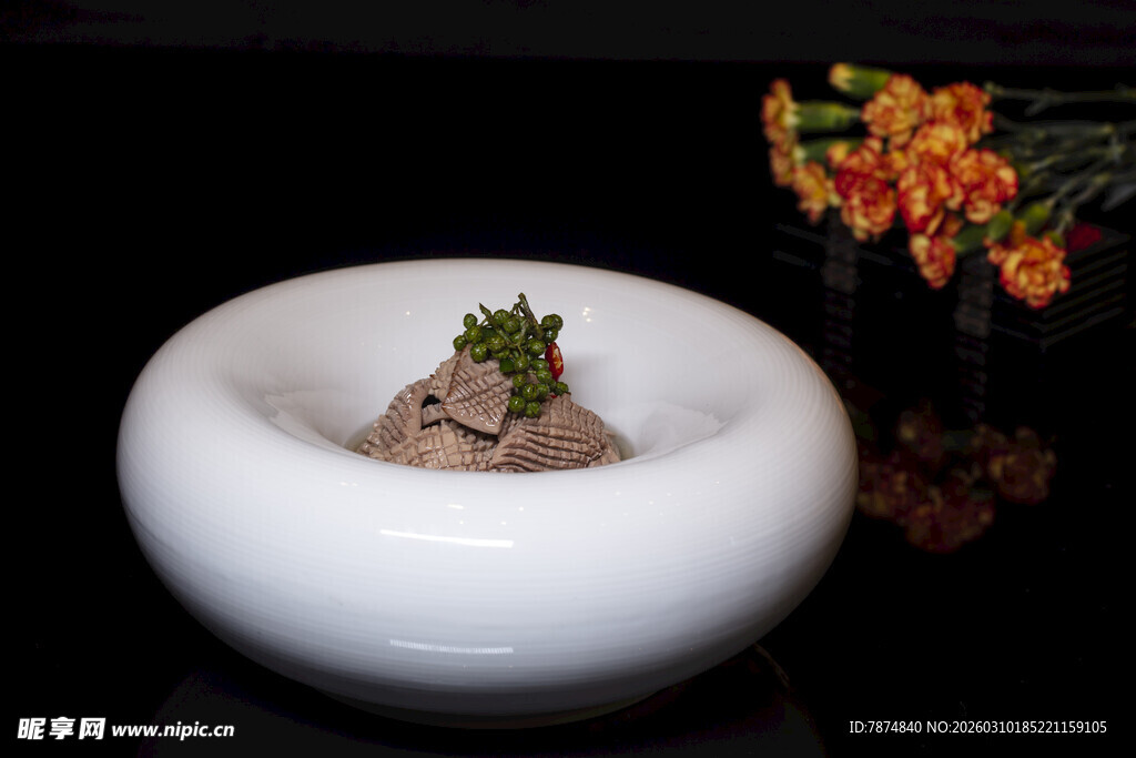 白色花盆中的小巧多肉植物