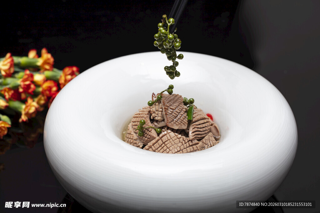 白色花盆中的绿植景观