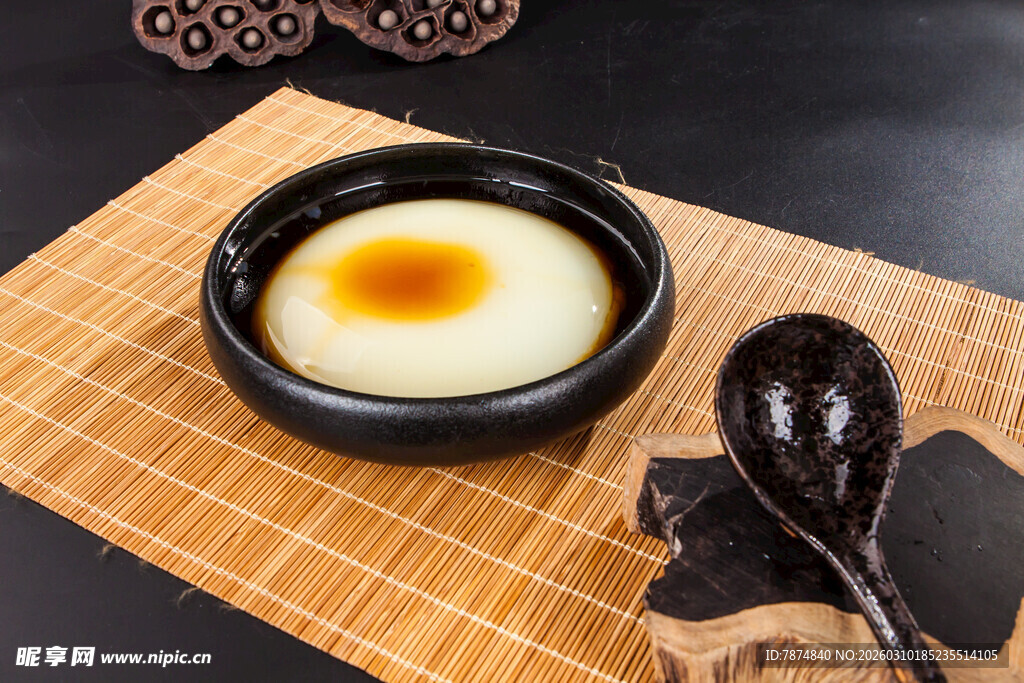 黑碗中的单黄溏心蛋