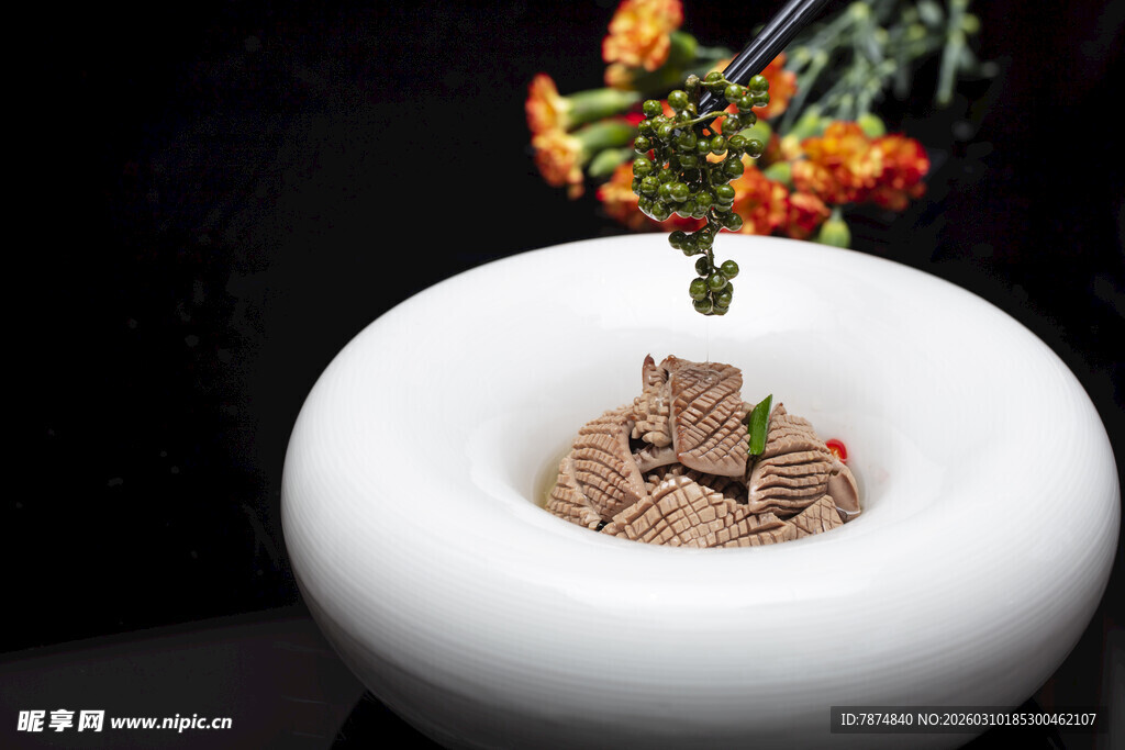 白色瓷碗中的精致菜肴