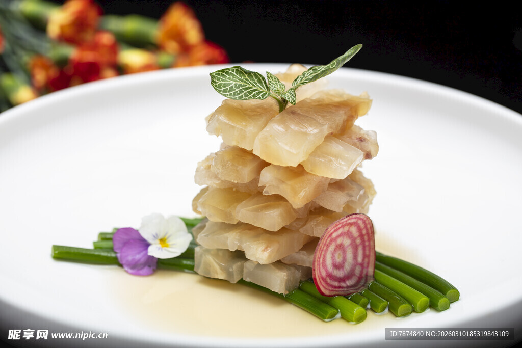 精致叠层鱼片摆盘