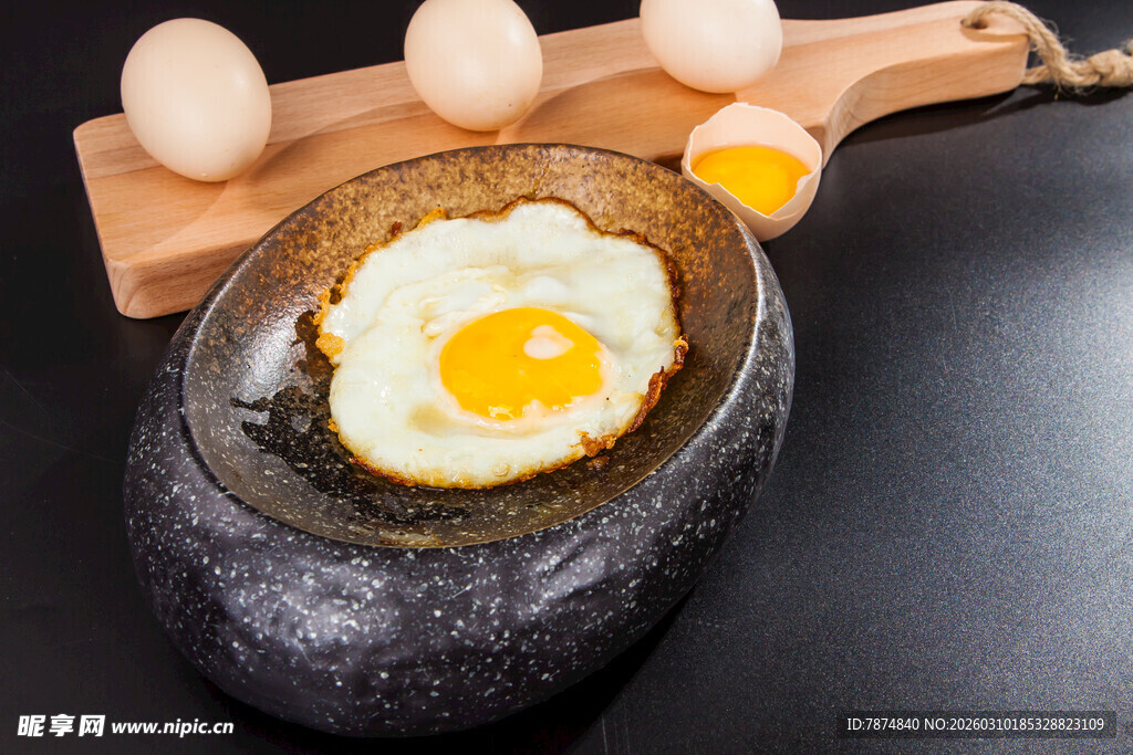 石锅中的美味煎蛋