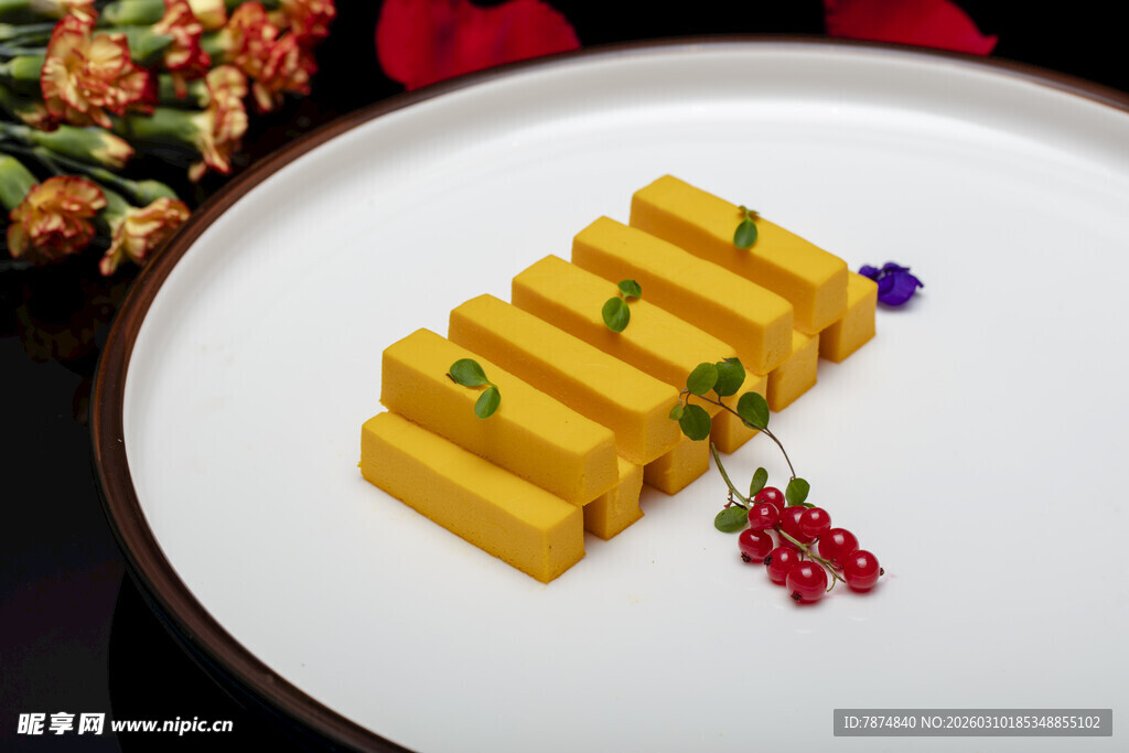 精致摆盘的美味黄色糕点