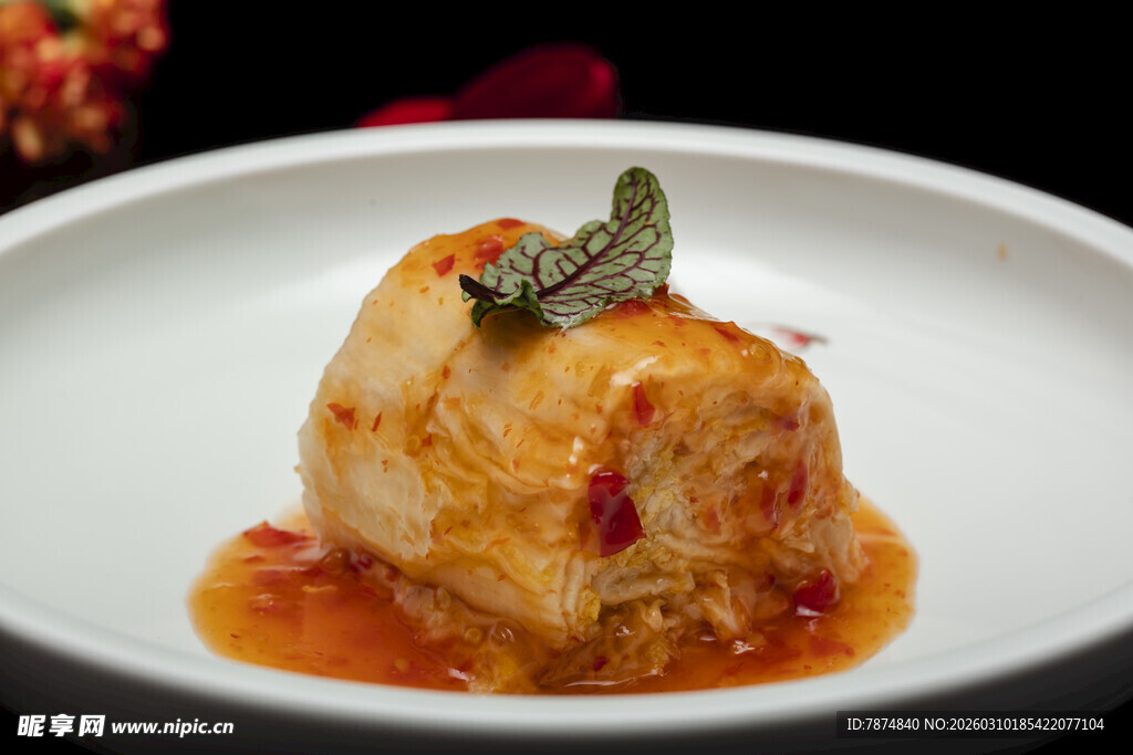 美味酱汁包裹的精致鱼肉