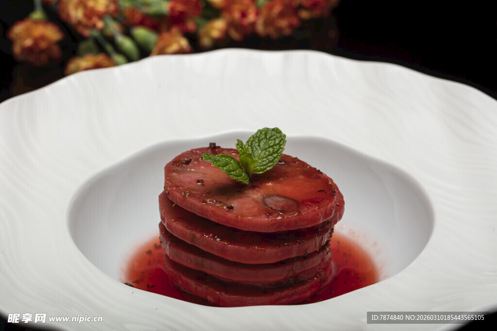 精致叠层糕点配薄荷叶