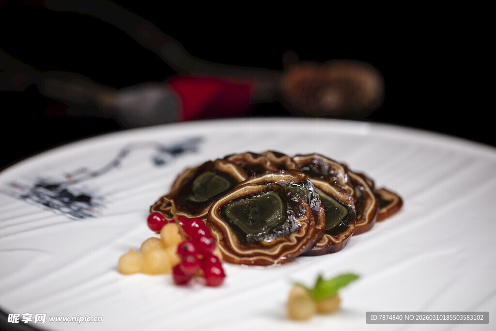 精致摆盘的特色风味卤味