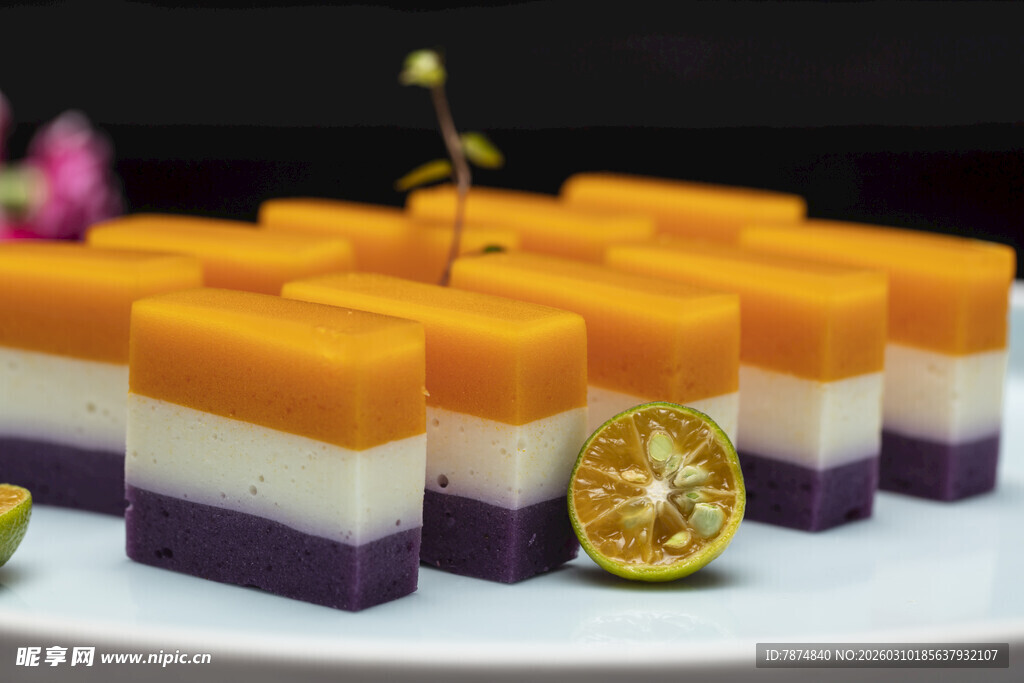 三色美味糕点精致摆盘