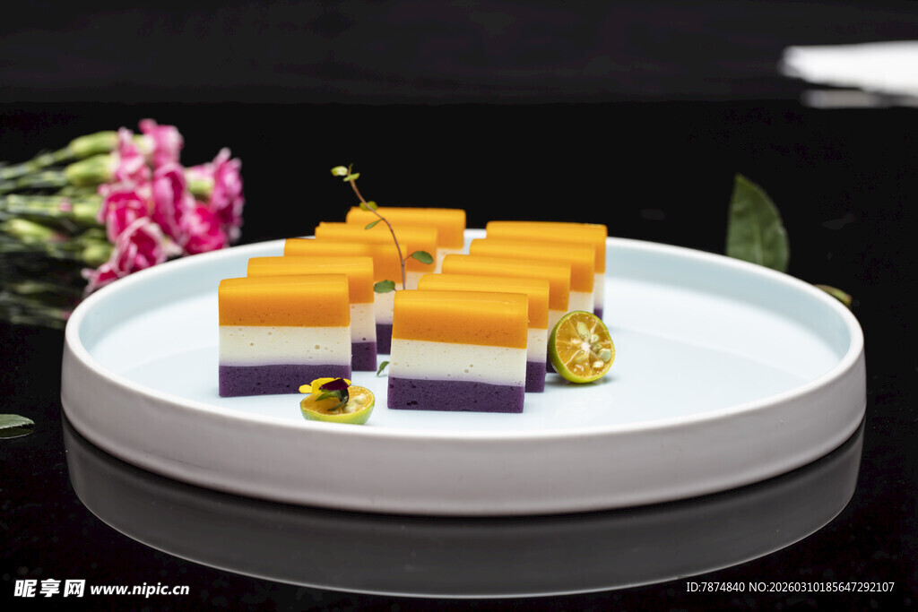 多彩分层糕点摆放在盘中