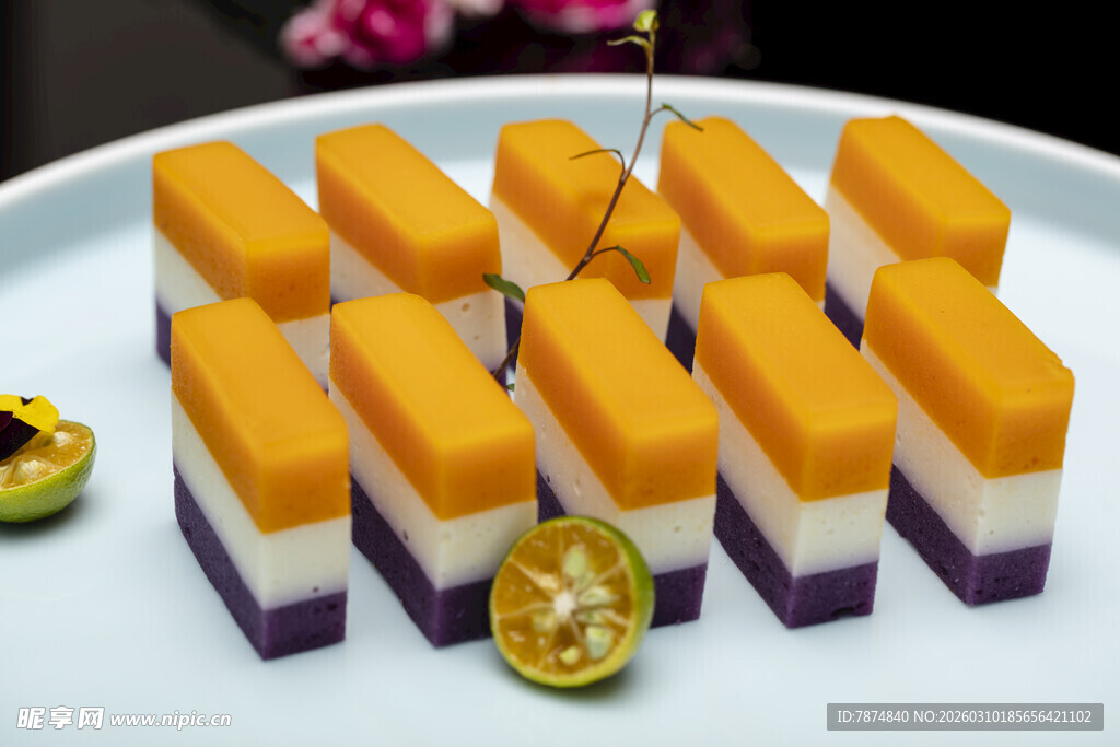 三色分层糕点拼盘