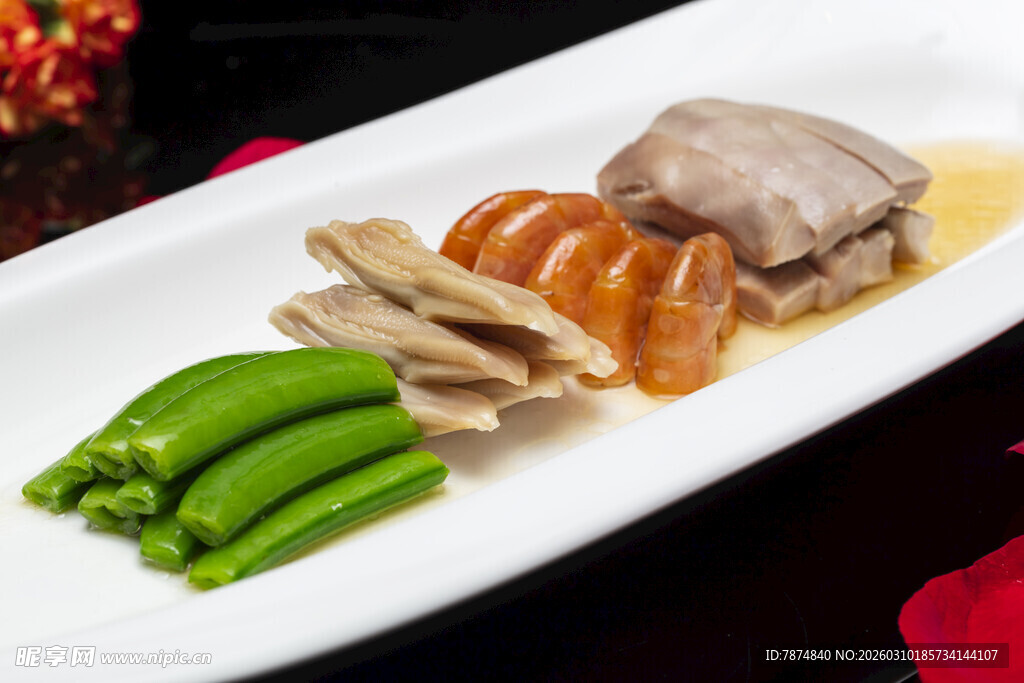 精美拼盘卤味配鲜绿蔬菜