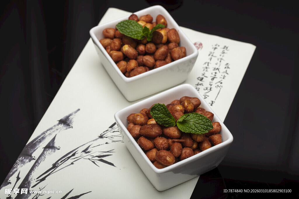 两碗装鹰嘴豆配绿叶