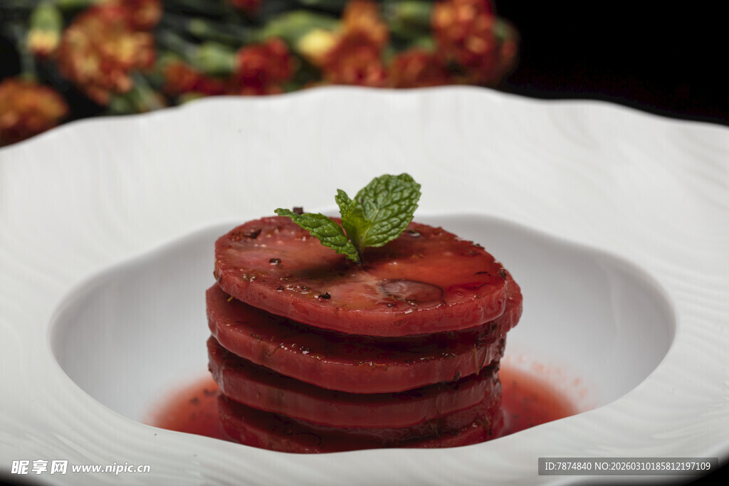 薄荷点缀的美味叠层甜点