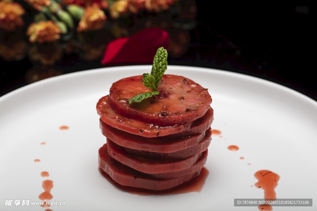 精致叠层番茄配绿叶点缀