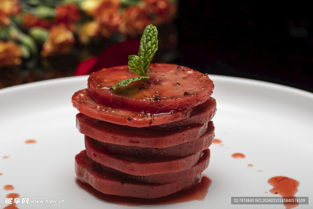 薄荷点缀的叠层美味糕点