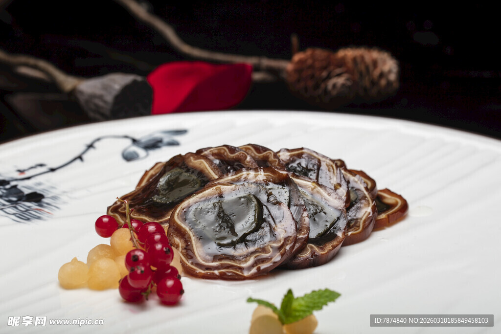 精致摆盘的特色鲍鱼料理