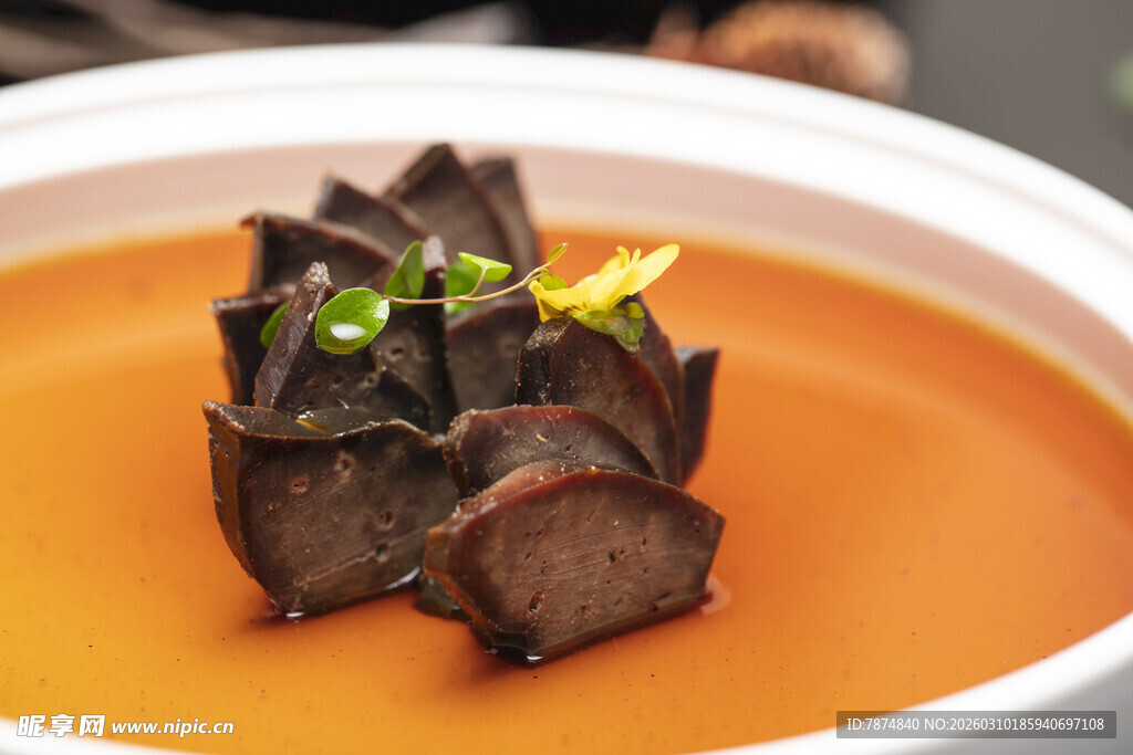 浓汤中的美味黑色食材