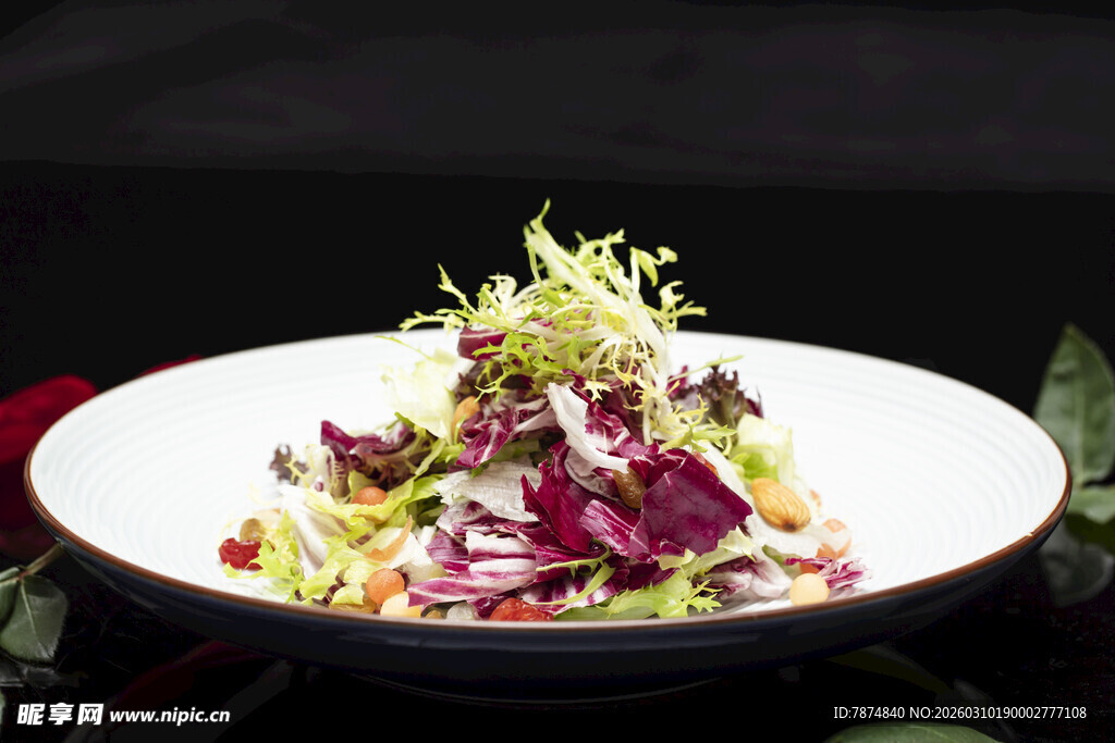 色彩缤纷的美味蔬菜沙拉