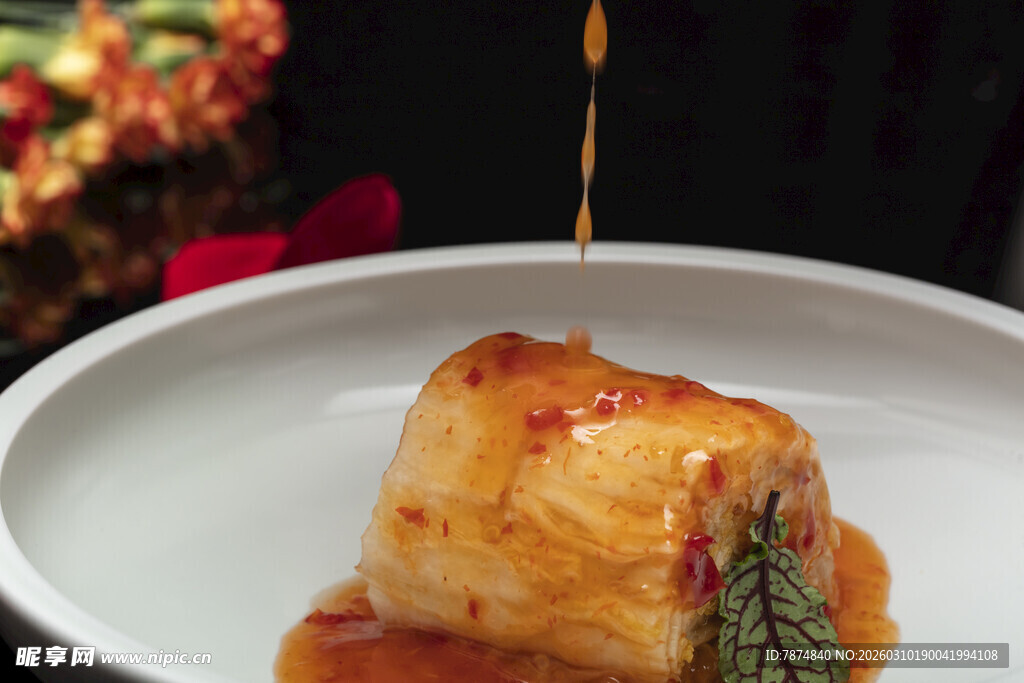 酱汁浇淋的美味特色卷物