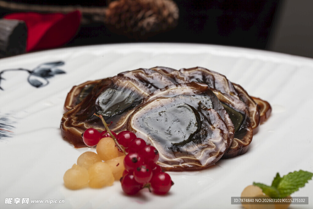 精致摆盘的特色菌类美食