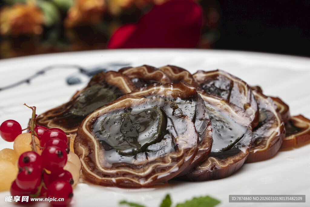 美味酱牛肉卷配精致摆盘