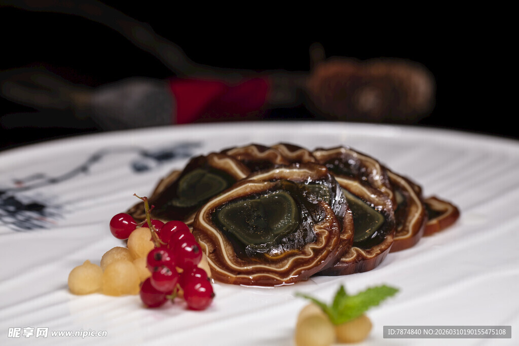 精致摆盘的特色美味佳肴