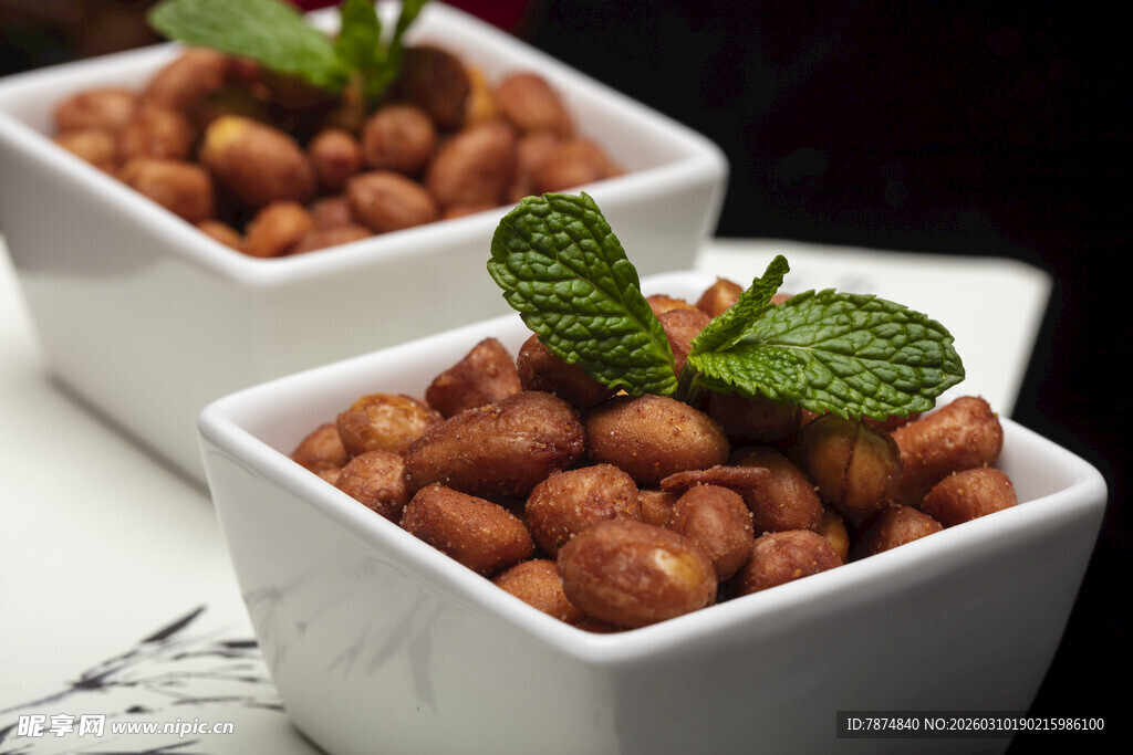 薄荷点缀的美味花生米